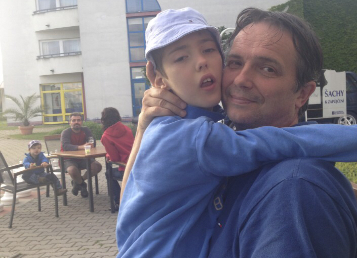 Málokdo ví, čím procházíme, říká otec syna v bdělém kómatu